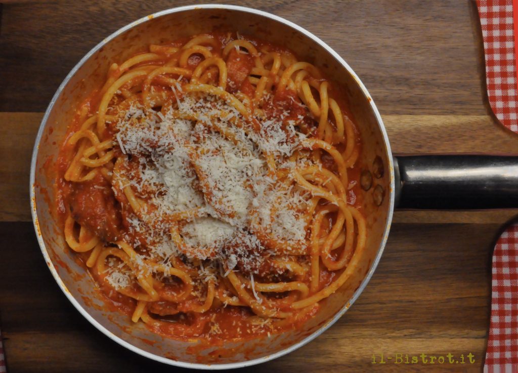 Spaghettoni all'amatriciana e pecorino